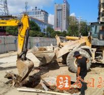 艹穴网站免费看高温下的坚守｜道路建设者用汗水铺就畅通路